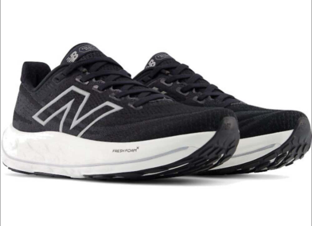 New Balance Vongo v6 Men’s 9.5 Women’s 11 2E Wide Black White WVNGOLK6 NEW